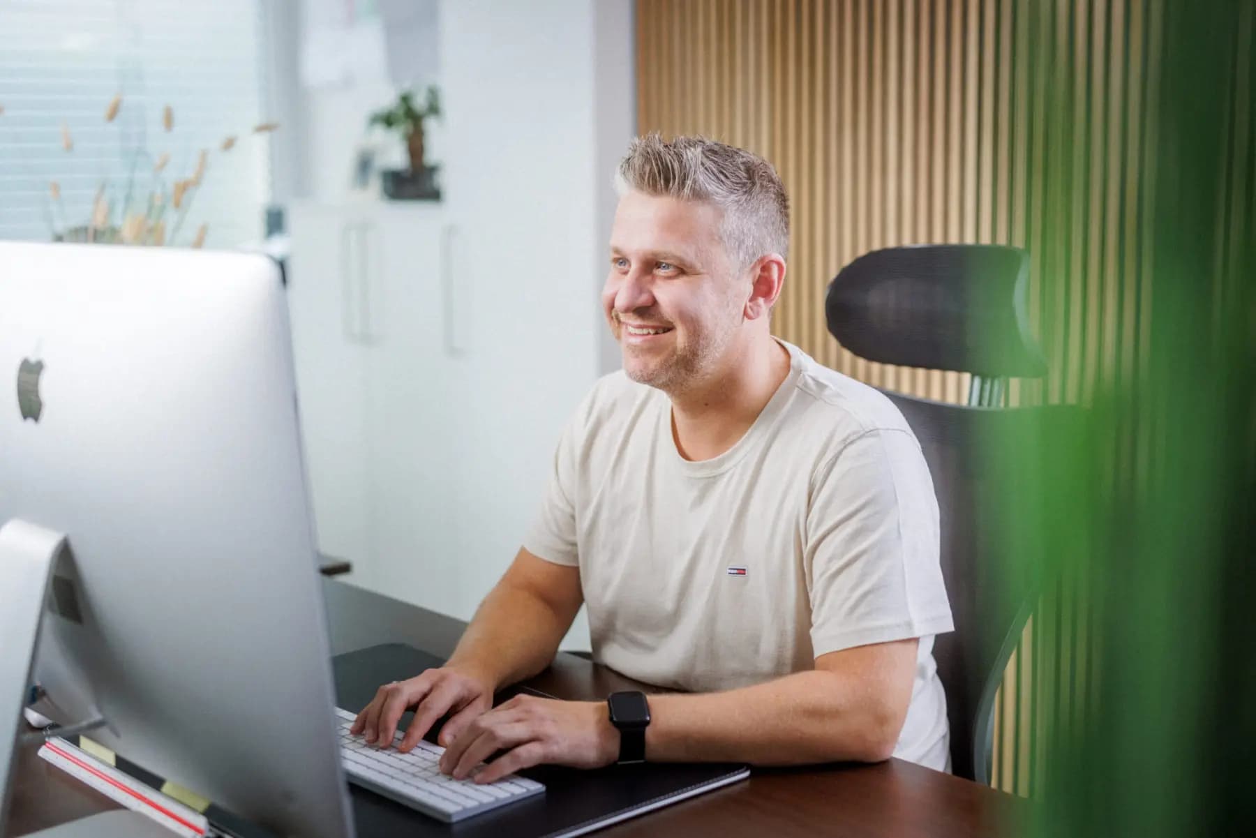Torsten Kotzan prüft am Rechner die Förderprogramme