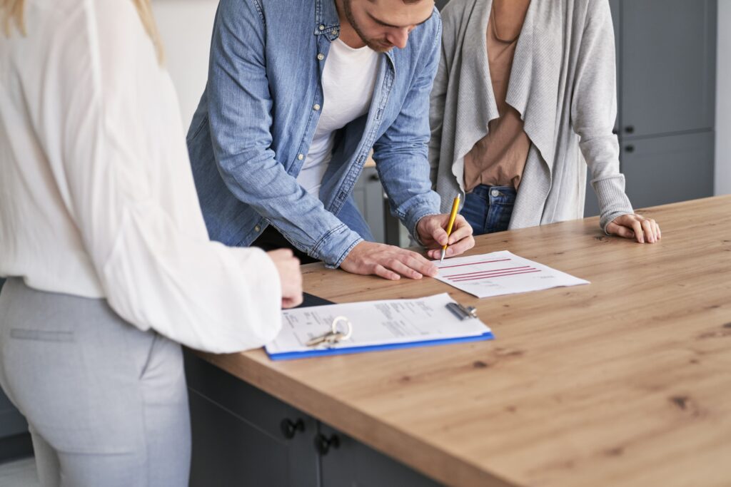 Paar finanziert Haus mit Eigenkapital