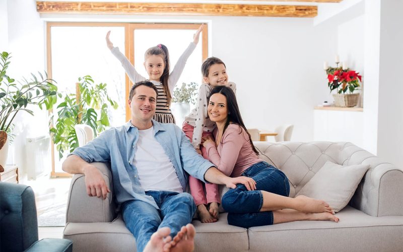 Eltern mit Kind auf Sofa