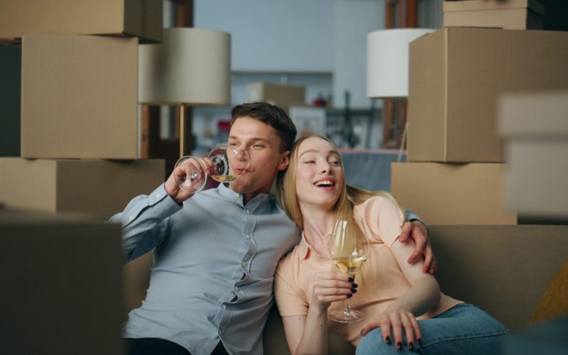 Paar, das sich ein Haus gekauft hat